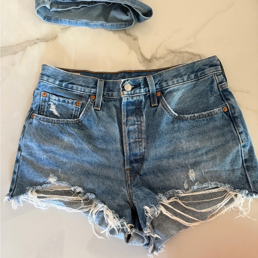 LEVIS MED WASH SIZE 30